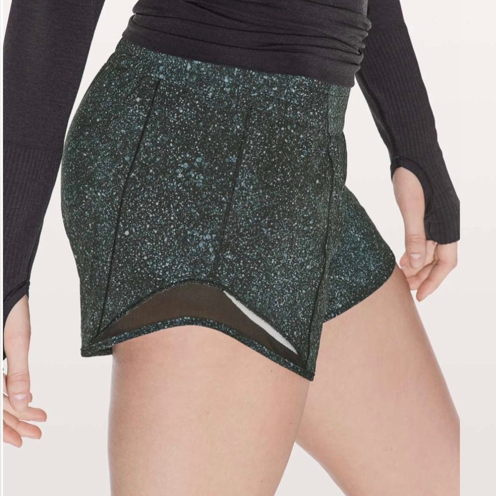 Lululemon Hotty Hot Short II Long 4" size 6 🍋